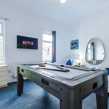 New Large 4 Bedroom House, Sleeps 9, Games Room, Free Parking, Ps4 Vakantiehuis Manchester