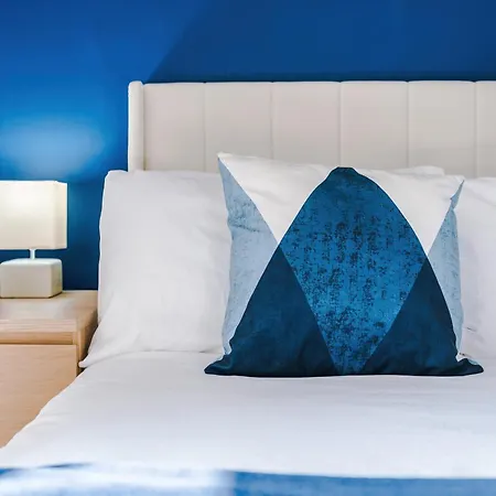 Vakantiehuis New Large 4 Bedroom House, Sleeps 9, Games Room, Free Parking, Ps4 *