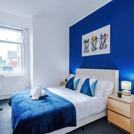 Vakantiehuis New Large 4 Bedroom House, Sleeps 9, Games Room, Free Parking, Ps4