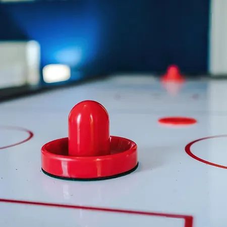 Holiday home New Large 4 Bedroom House, Sleeps 9, Games Room, Free Parking, Ps4