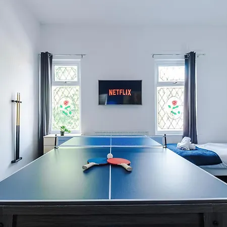 New Large 4 Bedroom House, Sleeps 9, Games Room, Free Parking, Ps4 Vakantiehuis Manchester