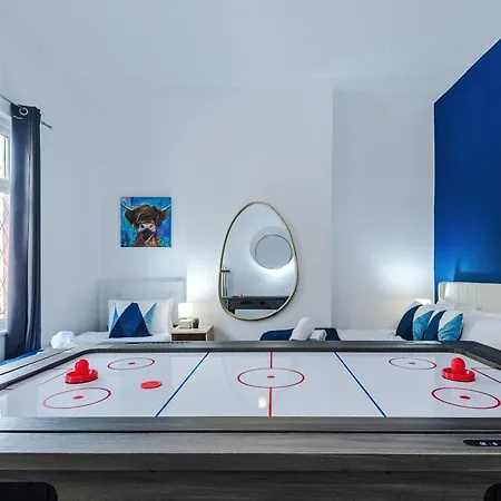 New Large 4 Bedroom House, Sleeps 9, Games Room, Free Parking, Ps4 * Manchester
