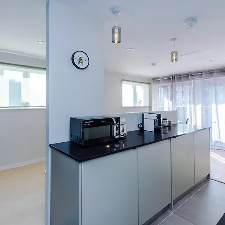 2 Bedroom With Free Parking In Centre, By Eason - Ideal For Weekend Getaways & Business Travel