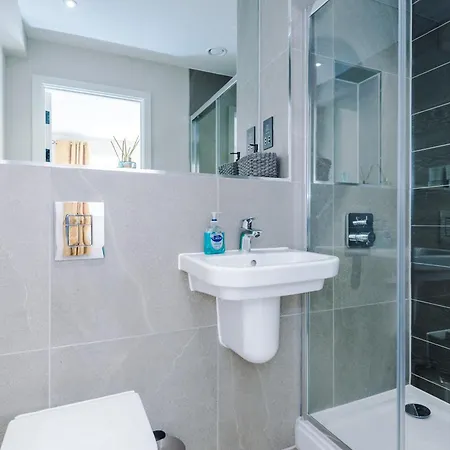 2 Bedroom With Free Parking In Centre, By Eason - Ideal For Weekend Getaways & Business Travel Apartament