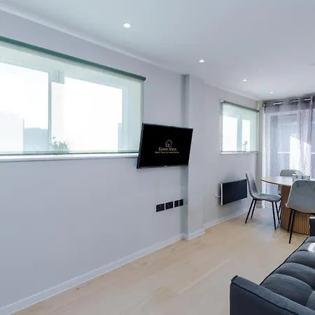 Apartament 2 Bedroom With Free Parking In Centre, By Eason - Ideal For Weekend Getaways & Business Travel *