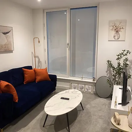 Roof Terrace Lakeside - - Cinema - Free Parking *