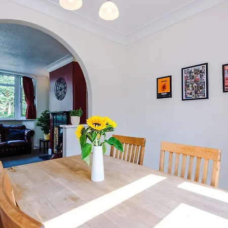 Casa vacanze 3 Bedroom In Prestwich 15 Mins From Centre Garden Free Parking Superfast Wifi Netflix *