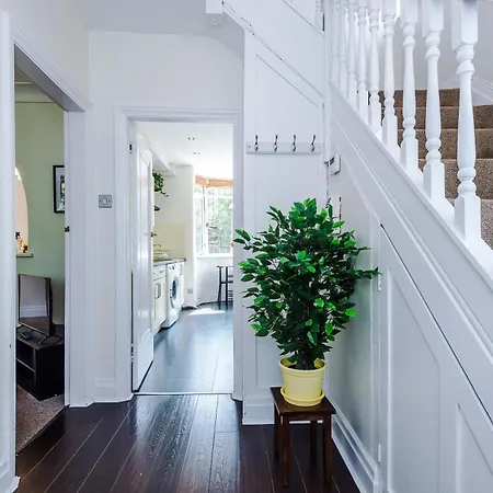 Дом отдыха 3 Bedroom In Prestwich 15 Mins From Centre Garden Free Parking Superfast Wifi Netflix