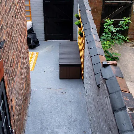 Sleeps 14 The Old Trafford Family Zen By Genesis Living