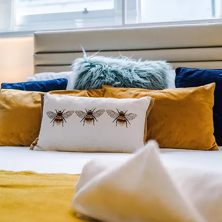 Centre 2 Bedroom Sleeps 5 * 맨체스터