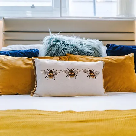 Centre 2 Bedroom Sleeps 5 아파트 맨체스터