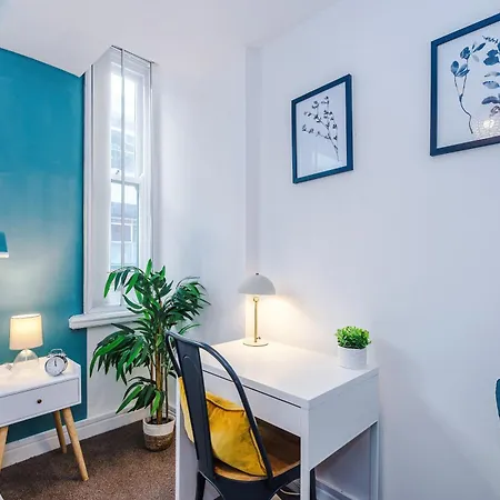 Centre 2 Bedroom Sleeps 5 아파트 *