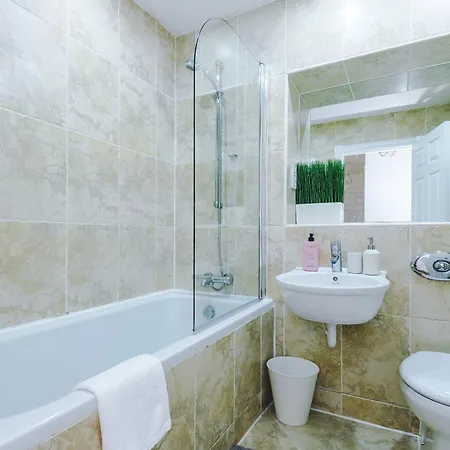 Centre 2 Bedroom Sleeps 5 아파트