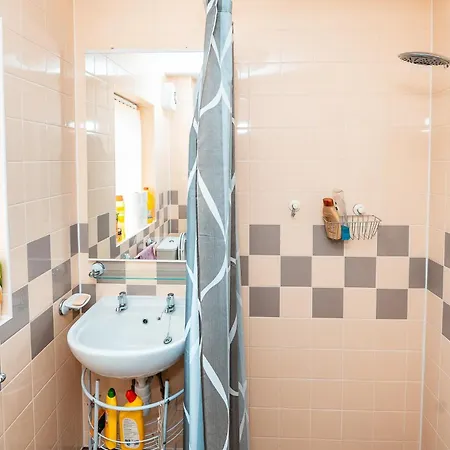 3-bed Retreat - Sleeps 8 Garden & Parking 別荘 *