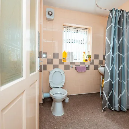 3-bed Retreat - Sleeps 8 Garden & Parking * マンチェスター