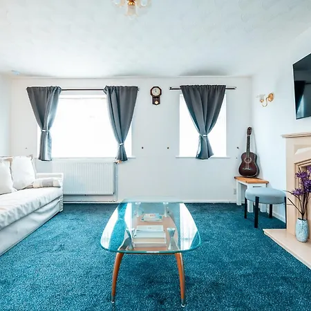 3-bed Retreat - Sleeps 8 Garden & Parking 別荘