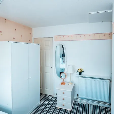 3-bed Retreat - Sleeps 8 Garden & Parking * マンチェスター