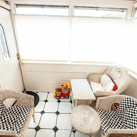 別荘 3-bed Retreat - Sleeps 8 Garden & Parking *