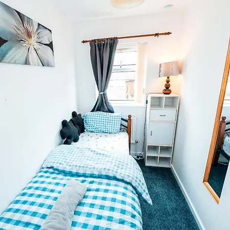 3-bed Retreat - Sleeps 8 Garden & Parking * マンチェスター