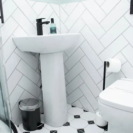 Дом отдыха Sleeps 14 The Old Trafford Family Zen By Genesis Living Манчестер