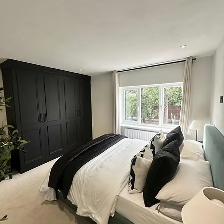 Convenient House By Ankers Contractors With Free Parking