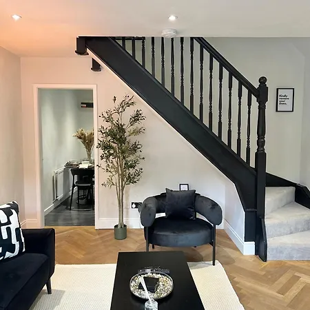 Convenient House By Ankers Contractors With Free Parking *