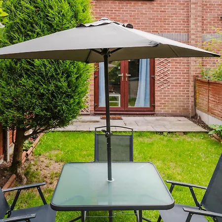 Modern 2 Bedroom House With Parking Holiday home *
