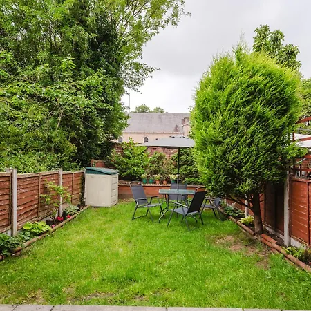 Modern 2 Bedroom House With Parking Nyaraló