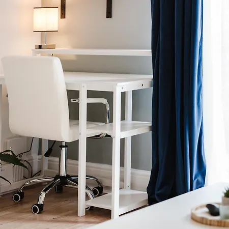 Modern 2 Bedroom House With Parking * Manchester