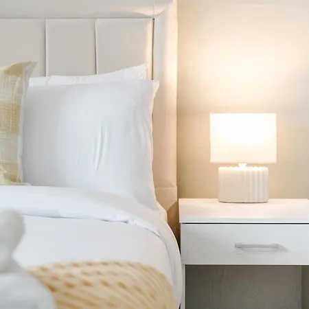 Modern 2 Bedroom House With Parking Nyaraló Manchester