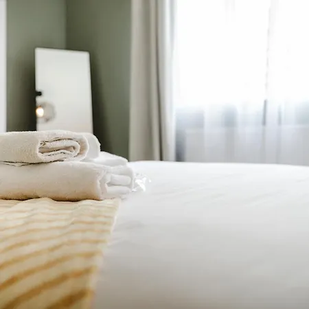 Nyaraló Modern 2 Bedroom House With Parking