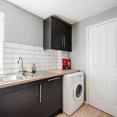 Nyaraló Modern 2 Bedroom House With Parking Manchester