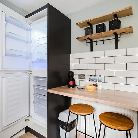 Modern 2 Bedroom House With Parking *