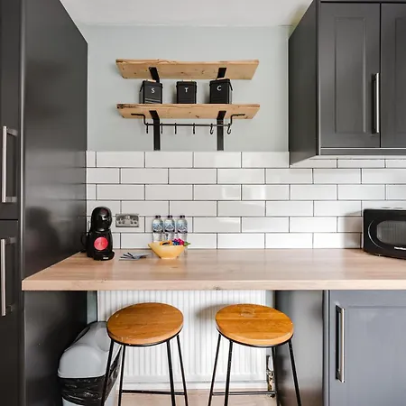 Nyaraló Modern 2 Bedroom House With Parking