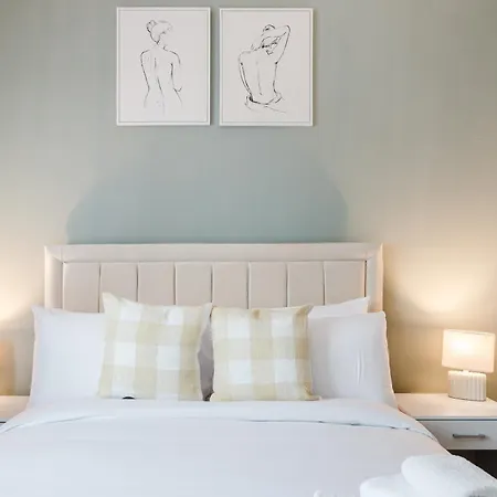 Modern 2 Bedroom House With Parking