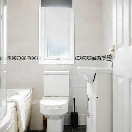 Modern 2 Bedroom House With Parking *