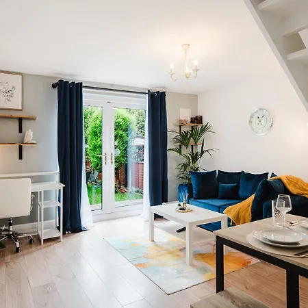 Modern 2 Bedroom House With Parking * Manchester