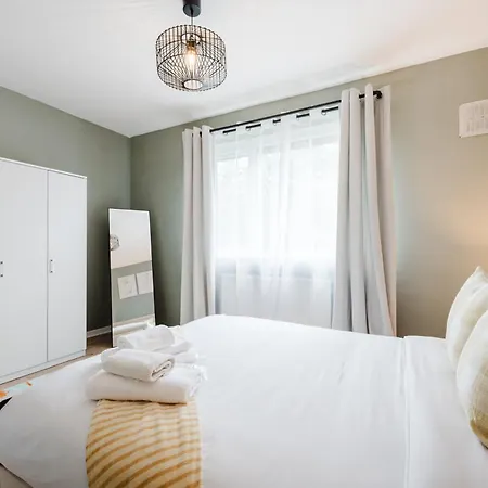 Modern 2 Bedroom House With Parking *