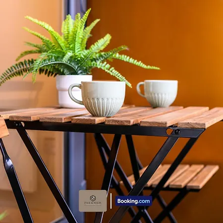 Modern 2 Bedroom By Paul & Malin Short Lets & Serviced Stretford With Free Parking & Gym Access *