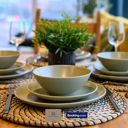 Apartman Modern 2 Bedroom By Paul & Malin Short Lets & Serviced Stretford With Free Parking & Gym Access Manchester