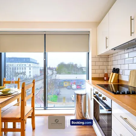 Modern 2 Bedroom By Paul & Malin Short Lets & Serviced Stretford With Free Parking & Gym Access Apartman Manchester