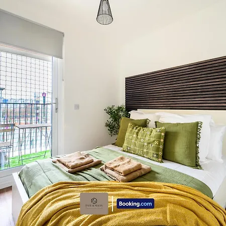 Modern 2 Bedroom By Paul & Malin Short Lets & Serviced Stretford With Free Parking & Gym Access * Manchester