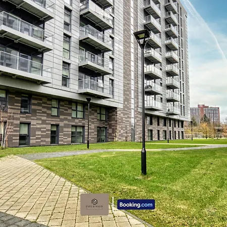 3 Bedroom By Paul & Malin Short Lets & Serviced Stretford With Gym Access *