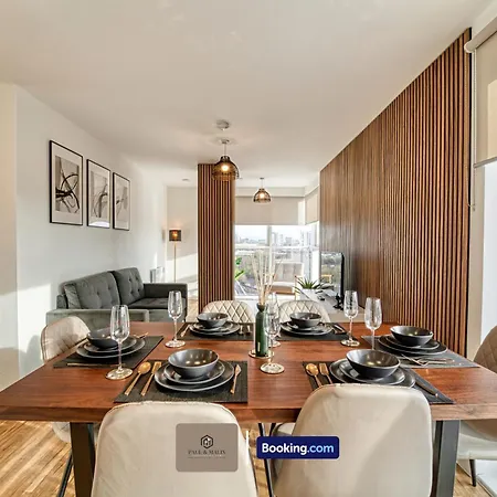 Apartment 3 Bedroom By Paul & Malin Short Lets & Serviced Stretford With Gym Access Manchester