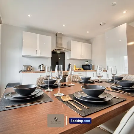 Apartment 3 Bedroom By Paul & Malin Short Lets & Serviced Stretford With Gym Access *