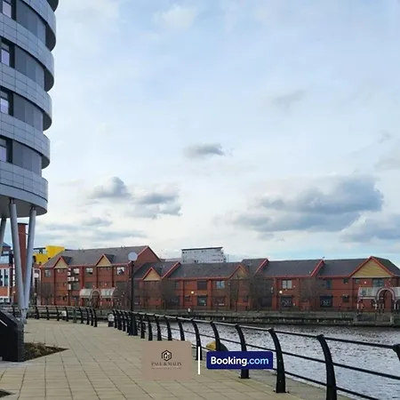 Apartment 3 Bedroom By Paul & Malin Short Lets & Serviced Stretford With Gym Access