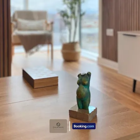 Apartment 3 Bedroom By Paul & Malin Short Lets & Serviced Stretford With Gym Access *