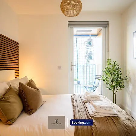 2 Bedroom By Paul & Malin Short Lets & Serviced Stretford With Free Wifi & Gym Access