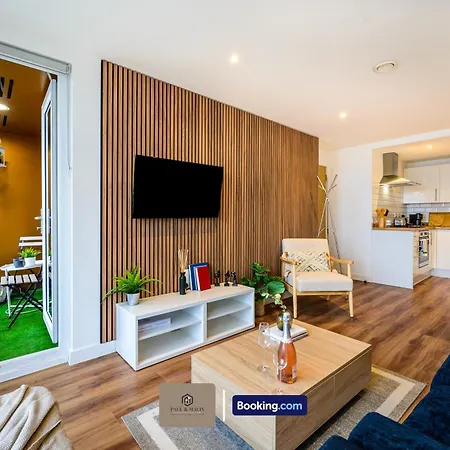 2 Bedroom By Paul & Malin Short Lets & Serviced Stretford With Free Wifi & Gym Access Manchester