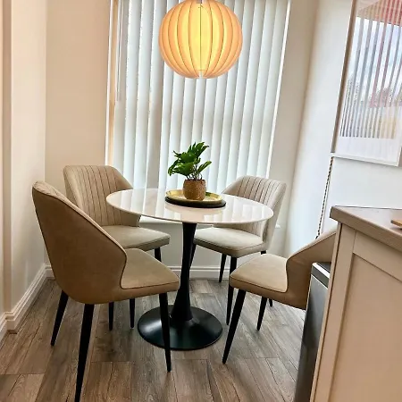 3 Bed Flat In With Parking Appartement *
